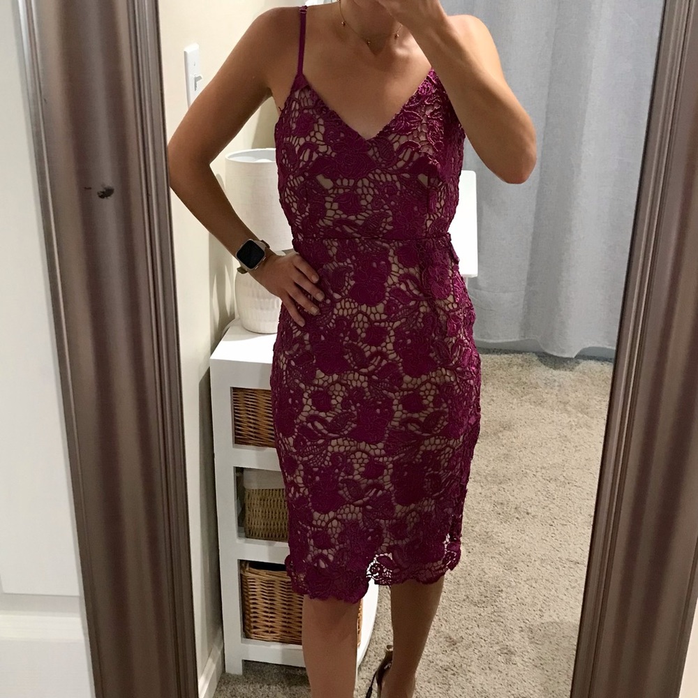 Stunning Lulus lace midi dress